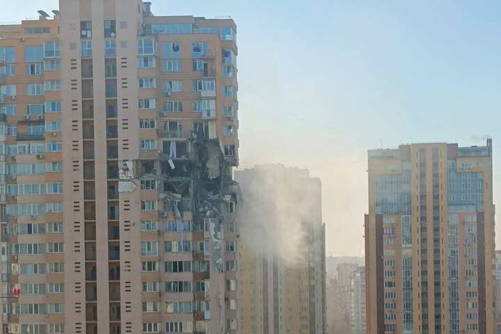 Російські окупанти обстріляли житловий будинок у Києві (фото, відео)