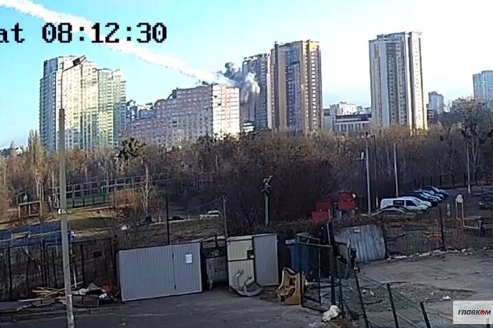 З’явилося відео моменту влучання ракети у житловий будинок в Києві