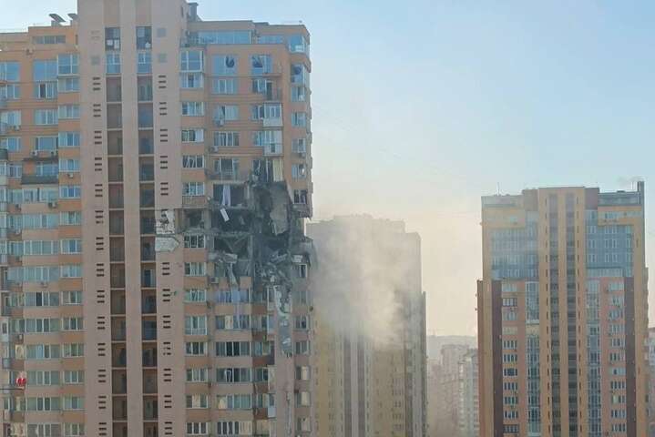 Российские оккупанты обстреляли жилой дом в Киеве (фото, видео)