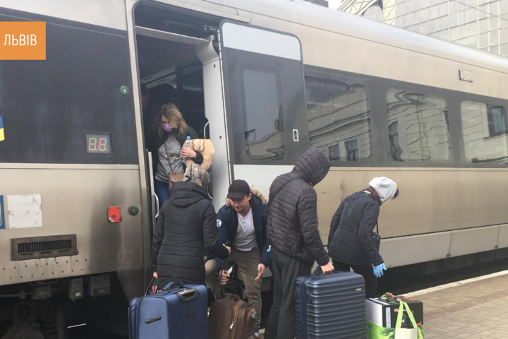 «Укрзалізниця» призначила додаткові евакуаційні рейси з Києва (список)