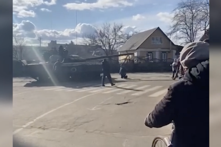 На Чернігівщині чоловік кинувся під російський танк, щоб зупинити його (відео) 