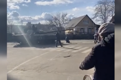 На Чернігівщині чоловік кинувся під російський танк, щоб зупинити його (відео) 