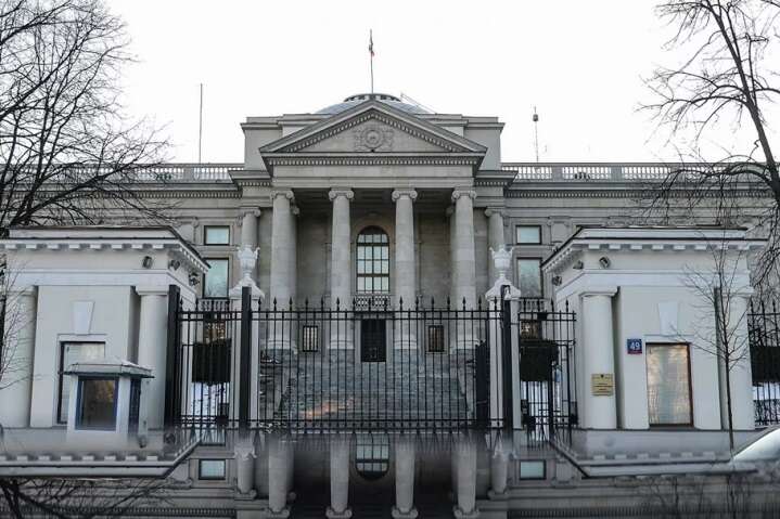 У посольстві Росії в Польщі вибито вікна
