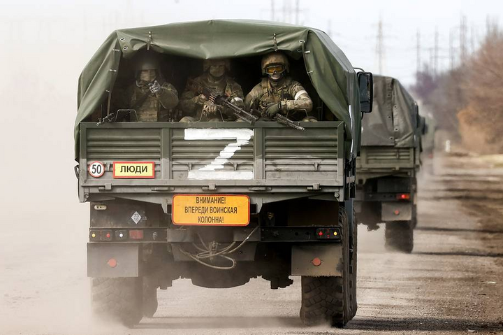 Передумали йти в наступ: на Чернігівщині російські військові зливають пальне з техніки 