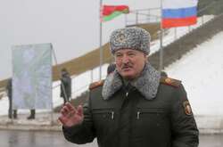 Макрон понад годину вмовляв Лукашенка добиватися виведення російських військ із Білорусі