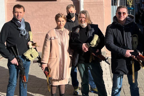 Тимошенко зробила улюблену зачіску та взяла до рук автомат (фото)
