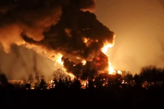 Работники спасли из горящей нефтебазы в Василькове вагоны с горючим