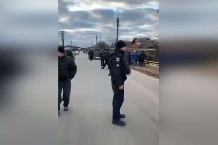 На Чернігівщині мирне населення перекрило дорогу російським танкам (відео)