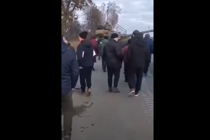 На Чернігівщині люди без зброї зупинили російські танки (відео)