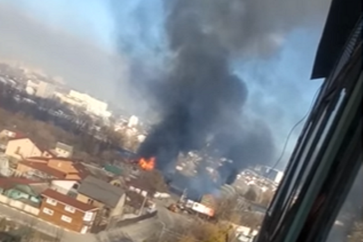 У Ірпені через обстріли зайнялися житлові будинки (відео)