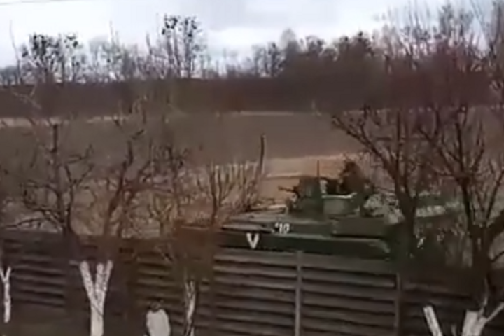 ЗСУ закликають перешкоджати танкам РФ, що їдуть у Київ (відео)