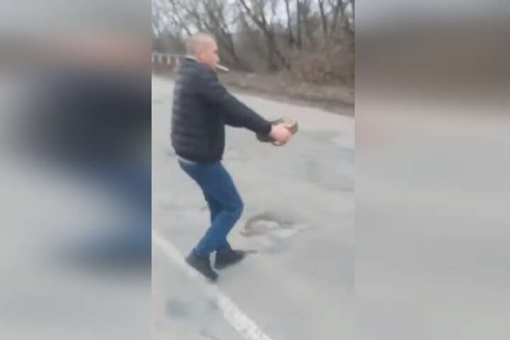 Українець голими руками відніс міну подалі від людей (відео)
