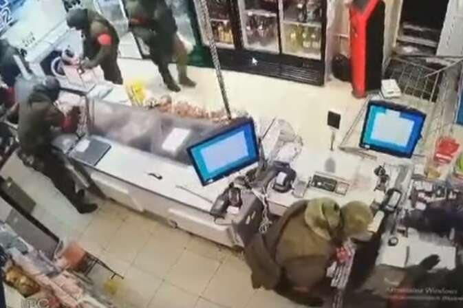 Жодної доблесті: окупанти продовжують грабувати магазини (відео)