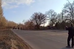 На Запоріжжі мер із містянами зупинили російський танк (відео)