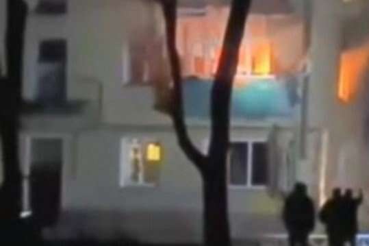 У житловий будинок в центрі Чернігова влучила ракета (відео)