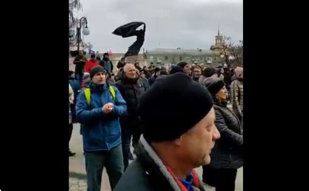 «Путін х…йло»: жителі Бердянська вийшли до окупантів, що закопили місто
