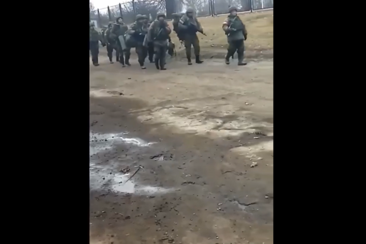 Селяни на Сумщині змусили окупантів покинути техніку та втекти пішки (відео)