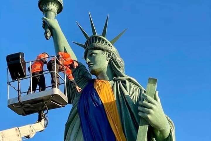 У Франції статуя Свободи «одягла» синьо-жовту мантію (фото)