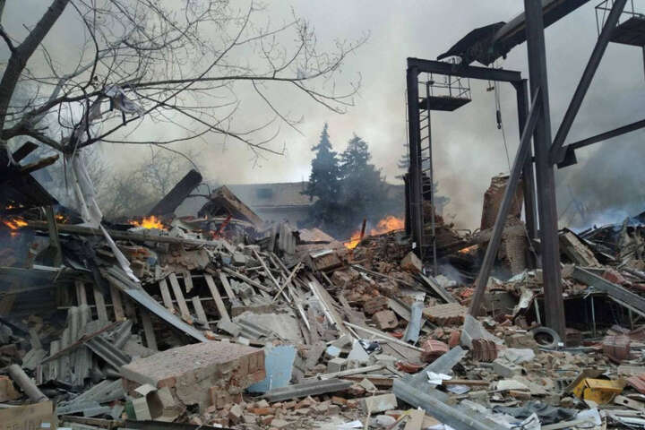 Харків після обстрілу: з-під завалів дістали тіла шістьох людей