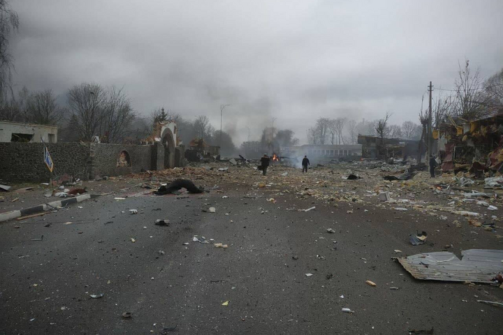 На Київщині окупанти скинули бомби на житлові будинки (відео)
