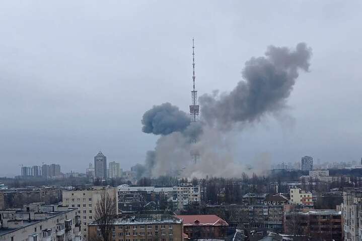 Путінські окупанти б'ють по телецентру у Києві 