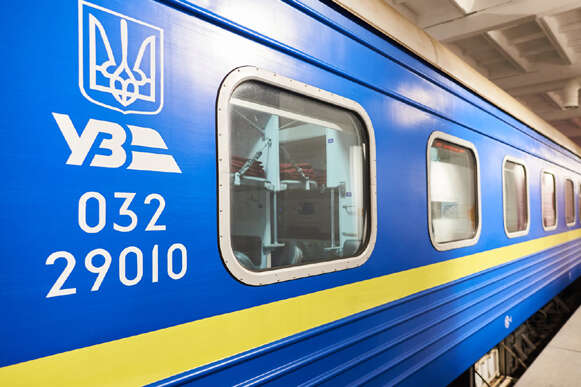 «Укрзалізниця» відправляє два евакуаційні поїзди з Одеси до Чернівців та Ужгорода