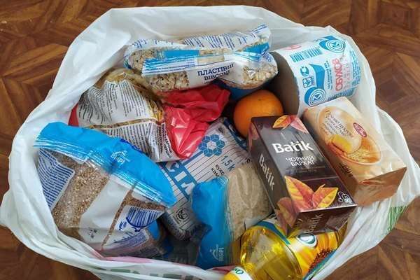 Українцям роздаватимуть пакети з продуктами через поштові відділення