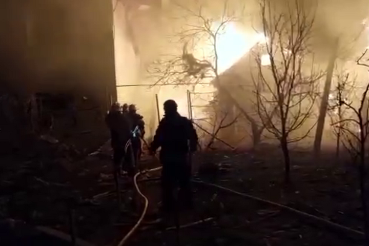 Окупанти з Білорусі атакували бомбами Житомир: горять будинки (відео)
