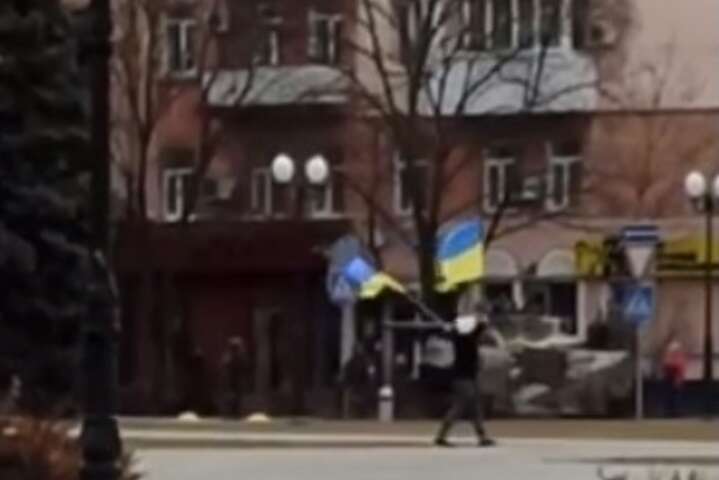 Сміливці у Херсоні вийшли до танків окупантів з українськими прапорами