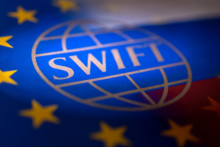 ЕС отключает семь российских банков от SWIFT