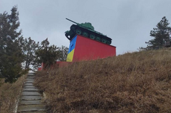 У Молдові радянський танк перефарбували у синьо-жовті кольори (фото) 