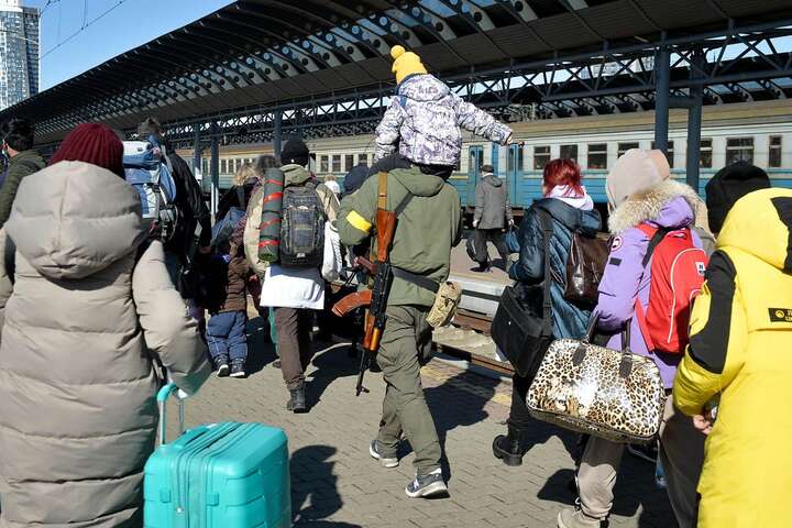 «Укрзалізниця» евакуйовуватиме людей зі сходу на захід країни безкоштовно