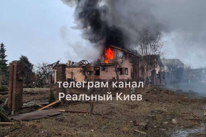На Київщині окупанти обстріляли будинок, є жертви (фото, відео)