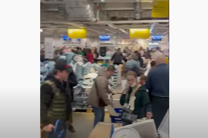 Ikea зупиняє роботу в Росії. Москвичі розгрібають останні магазини (відео)