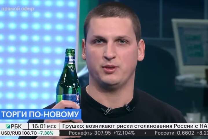 Російський брокер у прямому ефірі випив за смерть фондового ринку РФ