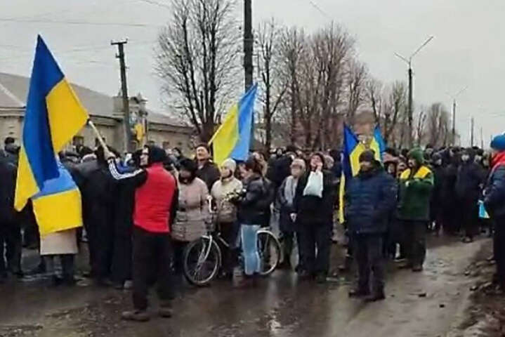Луганщина: жители Сватового заблокировали оккупантов и поют гимн Украины (видео)