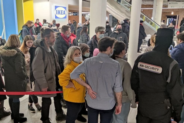 Росіяни кинулися в магазини та гребуть товари, на які раніше не дивилися. Як закривалася Ikea (фото)