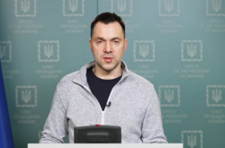 Арестович зазначив, що російські окупанти наразі атакують Харків та Охтирку