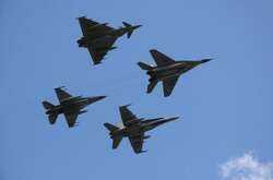Столтенберг: літаків НАТО не повинно бути у повітряному просторі України