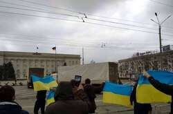 Херсонцы массово вышли к оккупантам с государственными флагами