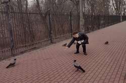 Легендарний художник Марчук попри обстріли годує пташок (фото)