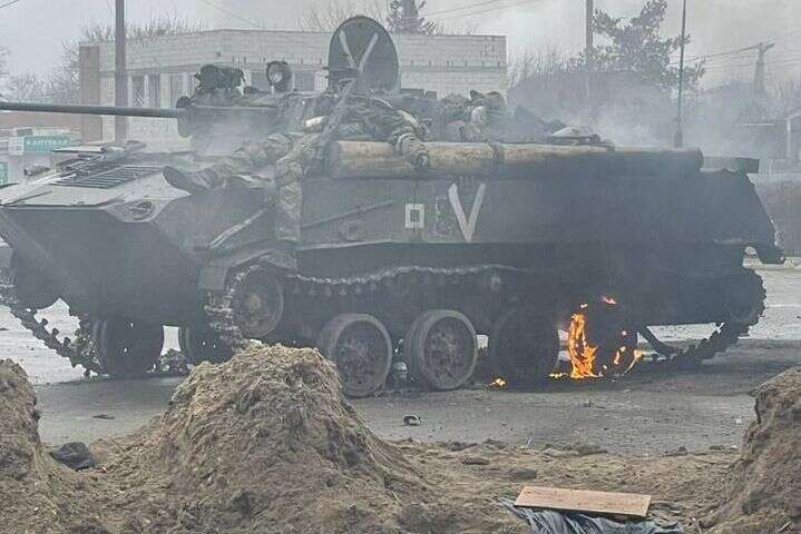 Бої за Гостомель: українські військові показали знищених окупантів і трофеї (фото)