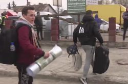  Мужчины возвращаются из-за границы, чтобы защищать родную землю 