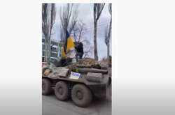 У Херсоні мітингувальники проїхалися з українським прапором на БТРі окупантів (відео)