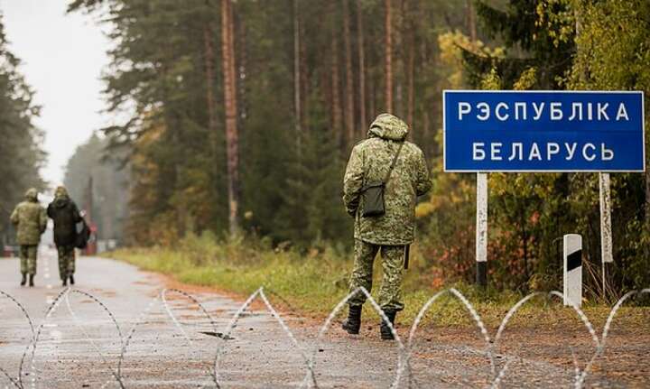 Чоловіки масово тікають з Білорусі, щоб не йти на війну проти України 
