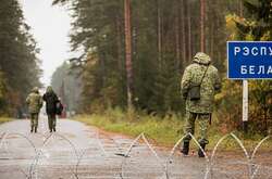Чоловіки масово тікають з Білорусі, щоб не йти на війну проти України 