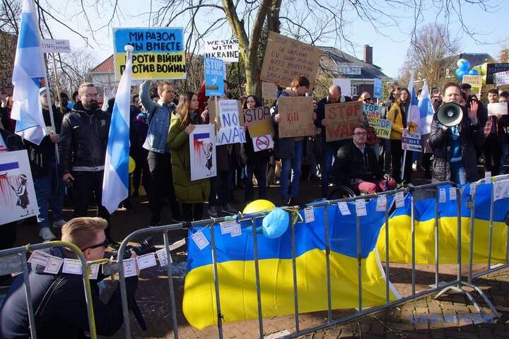 Росіяни в Гаазі вийшли на мітинг за Україну (фото)