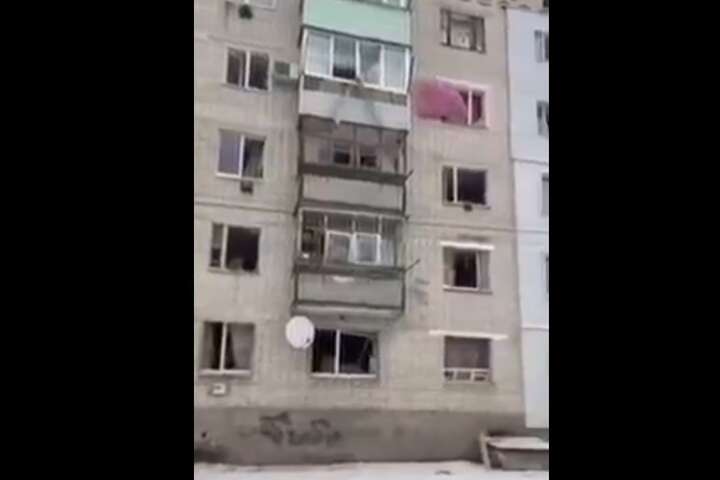 Авіаудар окупантів по Лебедину: зруйновано АЗС і будинок (відео)