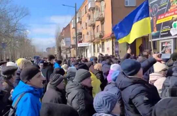 В Новой Каховке тысячи человек вышли на митинг против оккупации