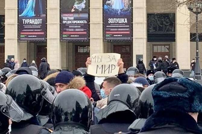 Росіяни вийшли на антивоєнні мітинги. Людей затримують та б'ють